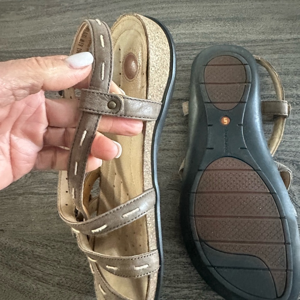 Elegant Beige Strappy Sandals - Picture 4 of 7